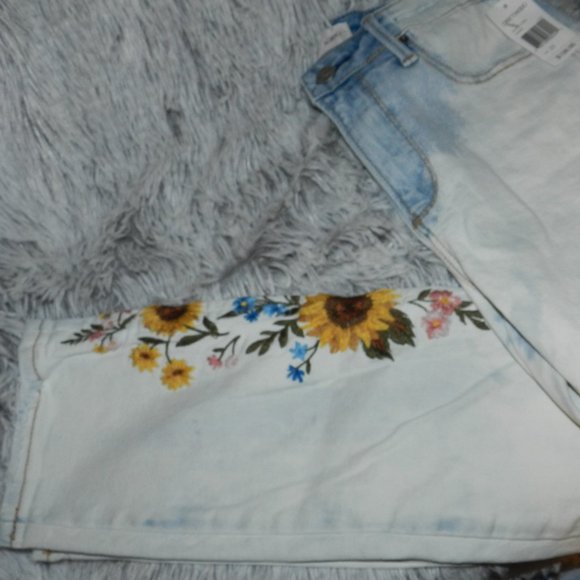 Driftwood Gizelle Girlfriend Skinny Embroidered Jeans  Light Wash NWT! - Picture 5 of 15